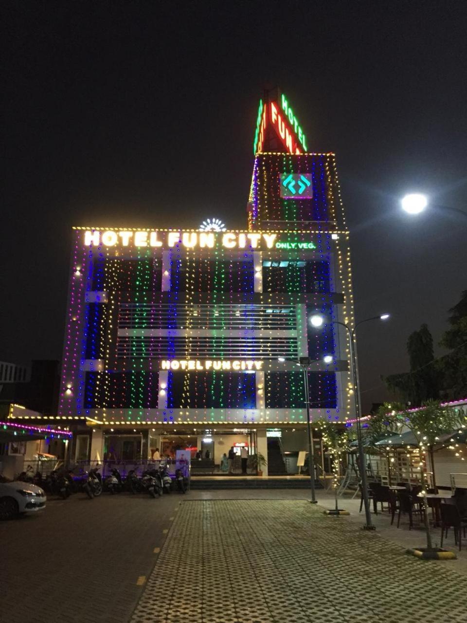 ホテル ファン シティ（ ピュア ヴェジ） Navsari エクステリア 写真