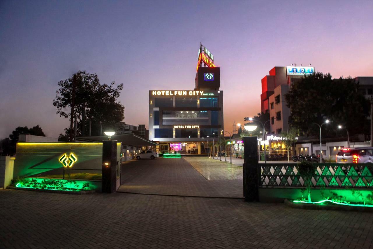 ホテル ファン シティ（ ピュア ヴェジ） Navsari エクステリア 写真