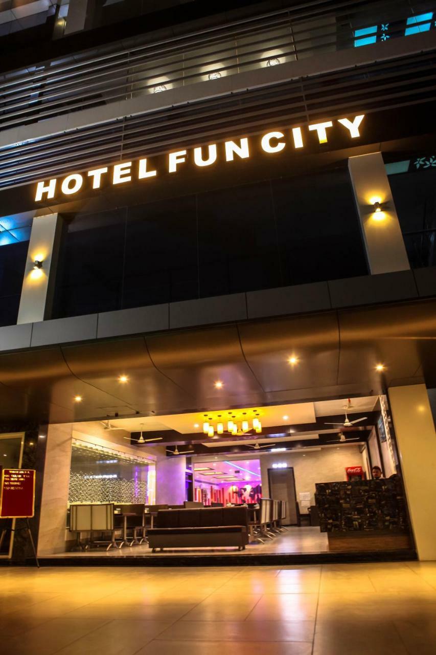 ホテル ファン シティ（ ピュア ヴェジ） Navsari エクステリア 写真